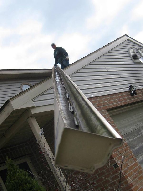 Installing seamless gutter on a house